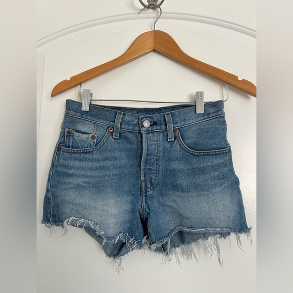 Levi’s 501 Lightwash Distressed Shorts size 27 100% cotton - Picture 1 of 10